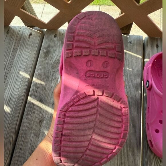 Crocs - Kids Pink Clogs size 1 - Picture 3 of 4
